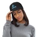 woman wearing trucker baseball caps - black
